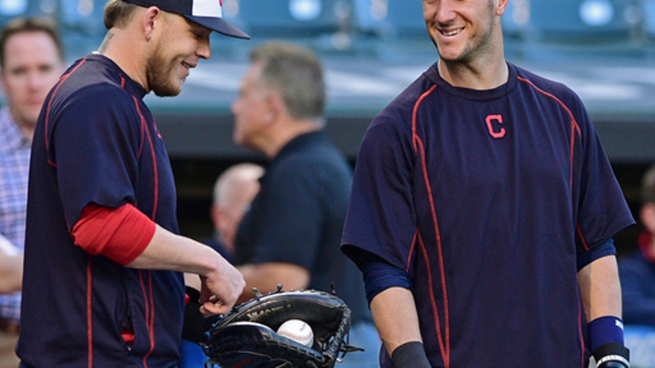 Indians C Yan Gomes returns from broken hand for postseason